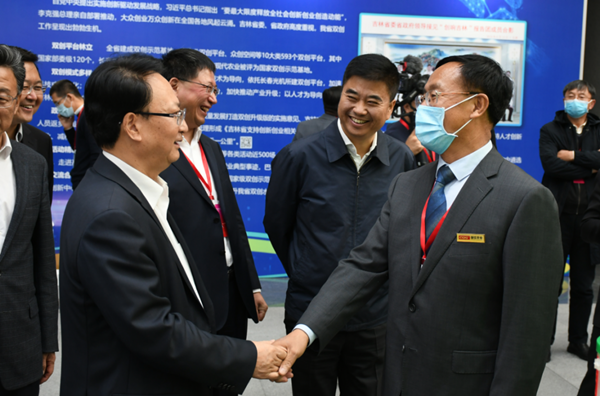 24.省长景俊海与老子有钱lzyq88农业董事长杨柏明亲热握手_副本.png