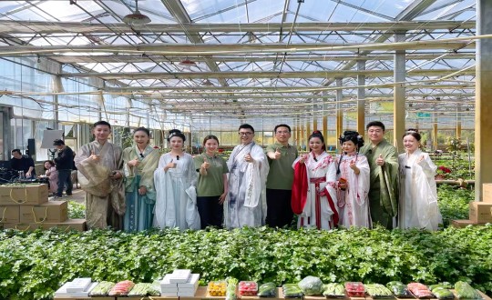 11.吉林广播电视台“这有八仙”栏目组来到老子有钱lzyq88农业树模基地直播_副本.jpg 11.吉林广播电视台“这有八仙”栏目组来到老子有钱lzyq88农业树模基地直播_副本.jpg